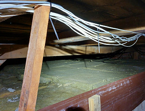 Zateplení rodinného domu s pultovou střechou pomocí foukané izolace